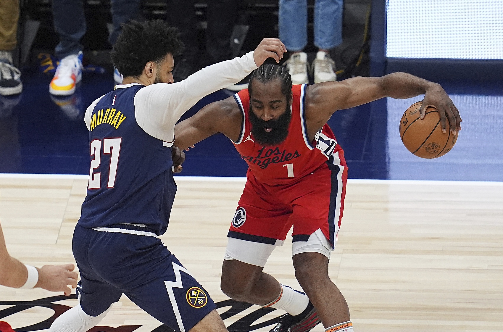 包含洛杉矶快船发布备战花絮，今晚内部沟通，全明星赛任务艰巨，赛程密集仍需轮换的词条